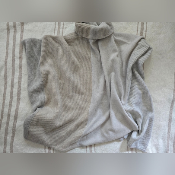 Neiman Marcus Cashmere Knit Sweater Poncho - Picture 5 of 6